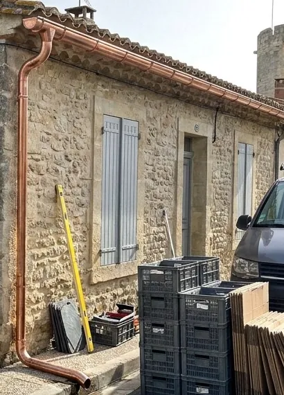 Gouttière et descente en cuivre neuves sur une maison en pierre d'Aigues-Mortes, couvreur Tour de Constance Toitures