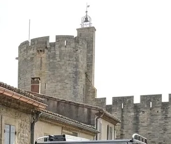 Tour de Constance et remparts d'Aigues-Mortes vus depuis un chantier de couverture